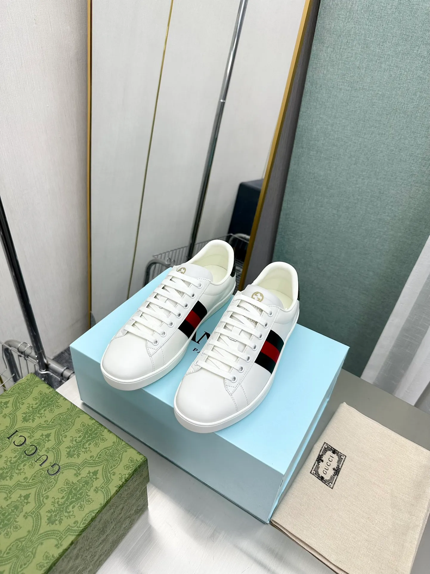 👟👟Ex-factory price 540👟👟 Men's size +10 Top version: Gucci G family classic Ace series Embroidery Little Bee White Shoes Couple Style Ribbon Love Casual Sports Shoes Sneakers Original Purchase Development Production This brand's classic low-top sports shoes interweave golden embroidered bees with red and green webbing. The bee is a classic element of the brand. It appeared in the Gucci ready-to-wear series in the 1970s. Exquisite packaging at the delivery counter🛍📦 ▪️Fabrics: Original custom imported first-layer cowhide ▪️Foots: Original custom cowhide lining ▪️Sole: Original open-molded rubber non-slip material ▪️Sole thickness: 2.5CM ▪️Size: Women's 34-41 (customized 34/41) ▪️Size: Men's 38-46 (38/46 customized)